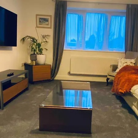 Luxury In Hanham בית נופש